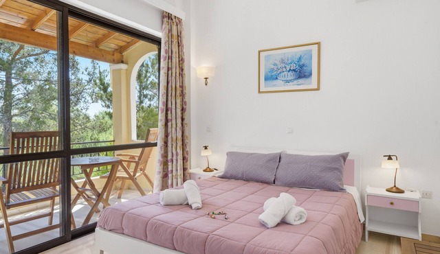 Alexandra Apartment 9 with Private Balcony & Wi-Fi