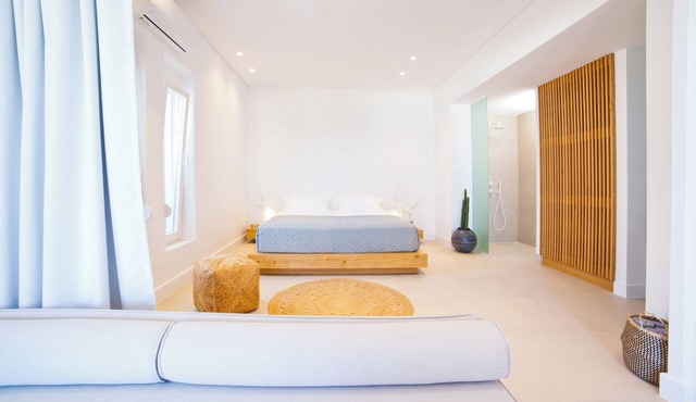 Almyra Luxury Bliss Suite Open Plan with Sea View, Roof Top & Jacuzzi