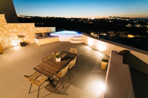 Amer Villa Santorini with outdoor hot tub in Vóthon