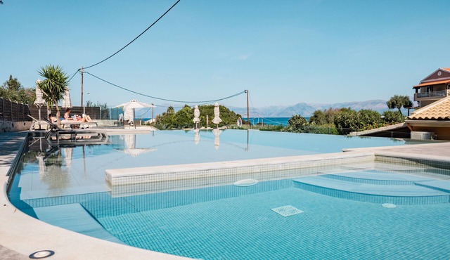 Apartment Hermes - Private Patio with Garden View