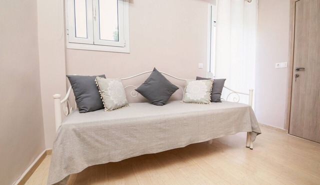 Apartment 'Mantisses Studio' with Shared Terrace, Wi-Fi and Air Conditioning