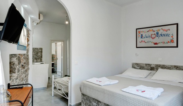 Apartment 'Politimi's Studio N5' with Mountain View, Wi-Fi and Air Conditioning