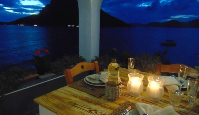 Apartment - Sleeps up to 10 & beachfront access