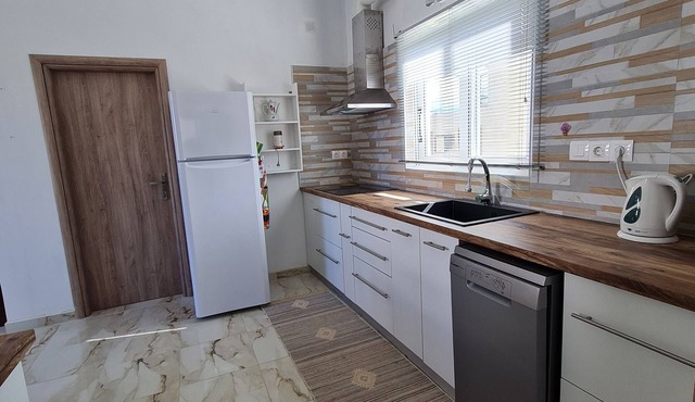 Apartment with sea view, 200 meters from the beach mini markets, restaurants, in Selinia