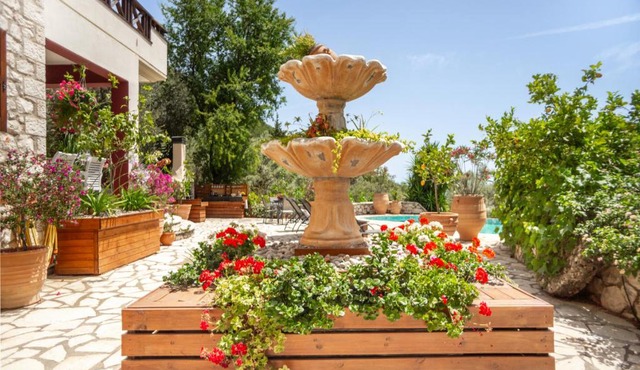 Arapaki Secret Garden, Ground Floor Deluxe Suite, Private Pool, Sauna, Sea View in Vournikás