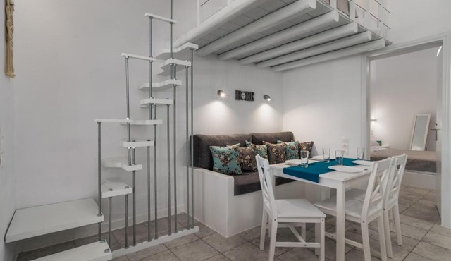 Aretis home in Plaka Milou