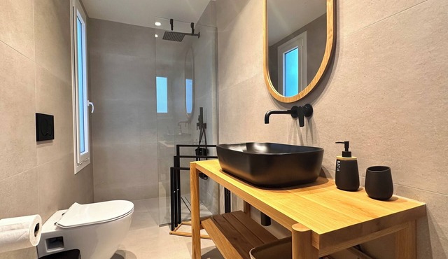 Aristotle Suites, Avgi in Adamantas