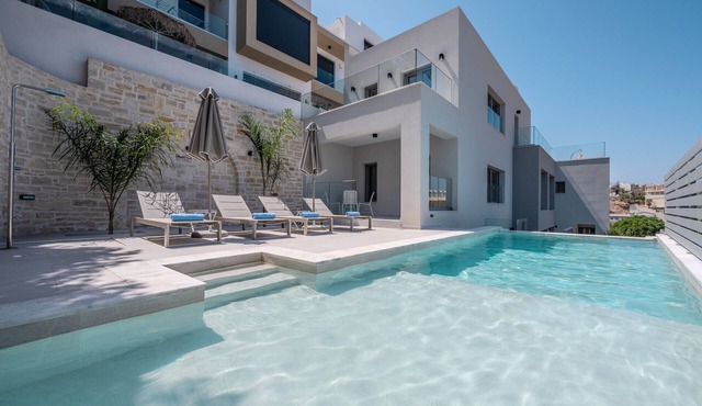 ArtCotel luxury villa,near beach and all amenities
