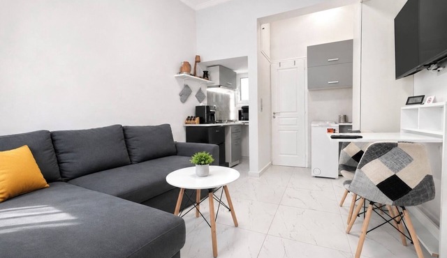Athens Explorer Studio Near Transit by ΜΡS