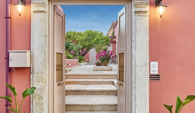 Authentic Crete hospitality in a beautiful 18th-century mansion