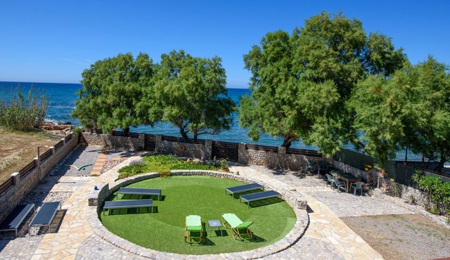Beach 5 meters from the garden, sea view, amenities, quiet, 9-12 people.
