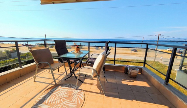 Beach front apartment, 20m from the sea, immaculate Thessalonik & bay view in Agia Triada