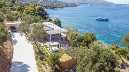 Beach Villa Cavo - with direct sea access in Marathias