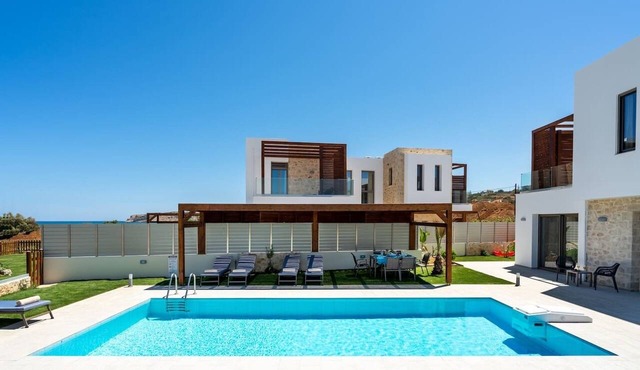 Beachfront Villa w/Private Pool, BBQ and Ping Pong