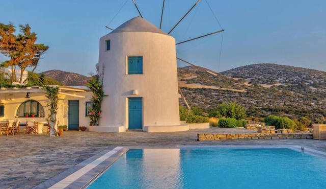 Beautiful summer villa surrounded by the sea in Antiparos