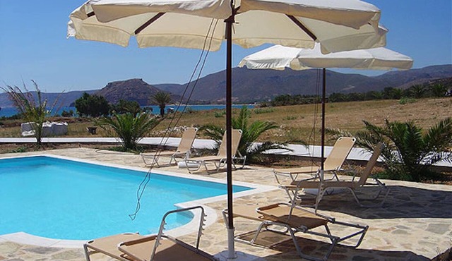 Beautiful vacation apartment with pool right on the beach in Kouremenos
