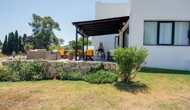 Bed and Breakfast 'Ilios and Irene 3' with Shared Terrace, Wi-Fi and Air Conditioning
