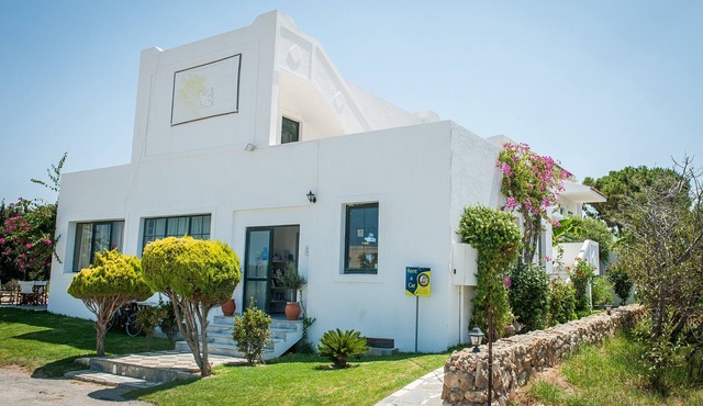 Bed and Breakfast 'Ilios and Irene 8' with Shared Terrace, Wi-Fi and Air Conditioning