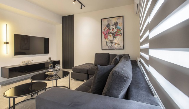 Black & White 2BR Apt steps from Mavili Square