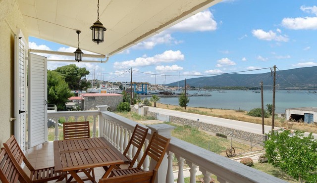 Blue Horizon — Seafront Apartment in Kilada, 15 Minutes from Porto Heli in Kranidi