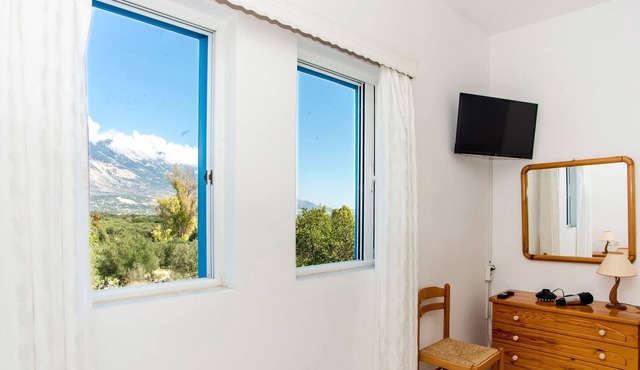 Bluewhite Studio - Mountain View by the Pool
