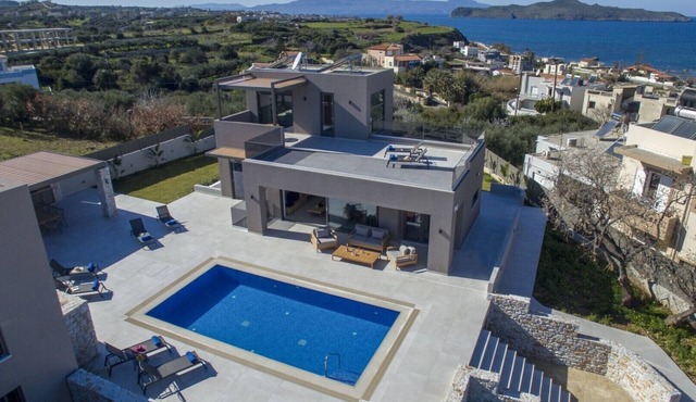 Brand New Luxury villa★Sauna & Jacuzzi★Walk to Everything★Private Heated Pool