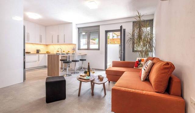 Bright home 200m from the Beach in Porto Rafti