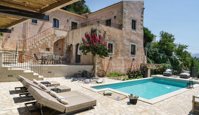 Butterfly, a historical villa with pool & hot tub! in Arménoi