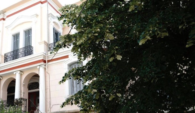 Center town! Private parking- 5 min from the beach!