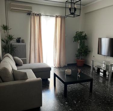 Charming Apartment, Walk to Metro & Markets in Athens