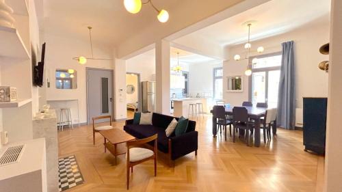 Chic 5BR Seaside Pasalimani Apt Next to Marina Zea