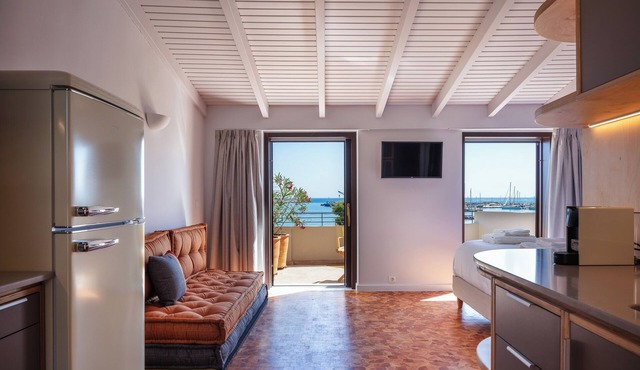 Chryssi 03, seafront cozy suite for 2 in Rethymno!