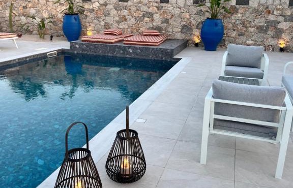 Cora May Central Villa with private pool 200m to the beach