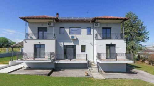 Countryside villa in private 2,400 sqm estate in Néos Skopós