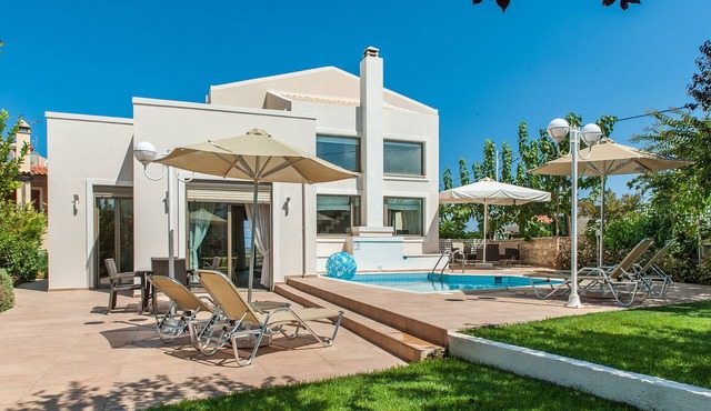 Countryside villa with private pool and views in Rethimno