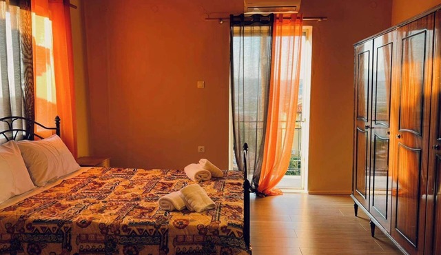 Cozy 1 Bd Troezen Maisonette w Mountain View