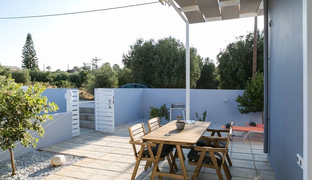 Cozy Apt Near the Sea with Private Yard & Parking