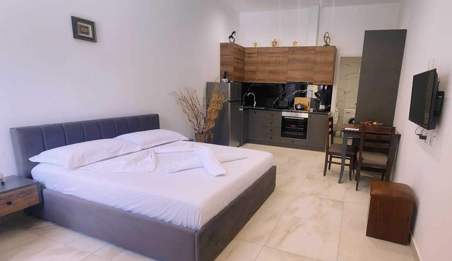 Cozy hotel with 1 bedroom and WiFi, AC in pleasant Golem in Golem