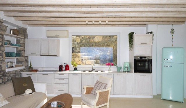 Cozy villa, family friendly,private pool, sunset views overlooking the Aegean. in Mykonos