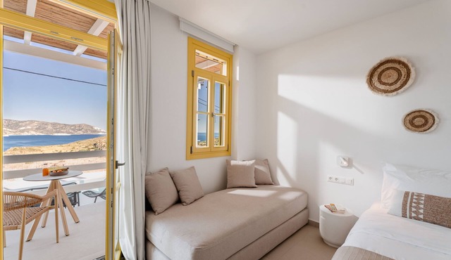 Deluxe Suite 2 with Shared Pool and Seaview in Kimolos