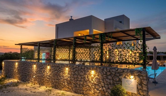 Diamond Deluxe Apartments Pool&Bar