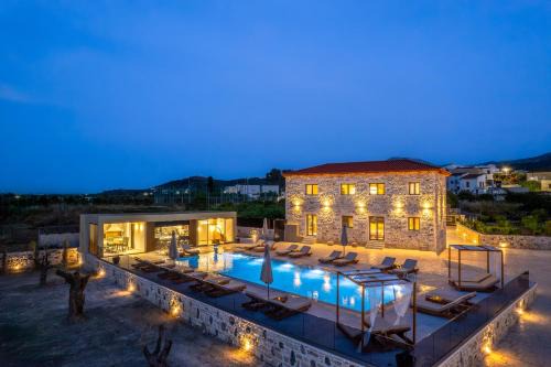 Dianeira Luxury Suites with Shared Pool near Matala in Petrokefálion