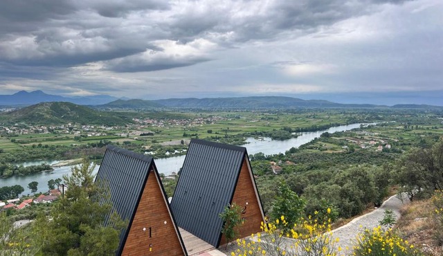 Doel House Zues - Hot Tub Villa & Scenic View in Shkodër