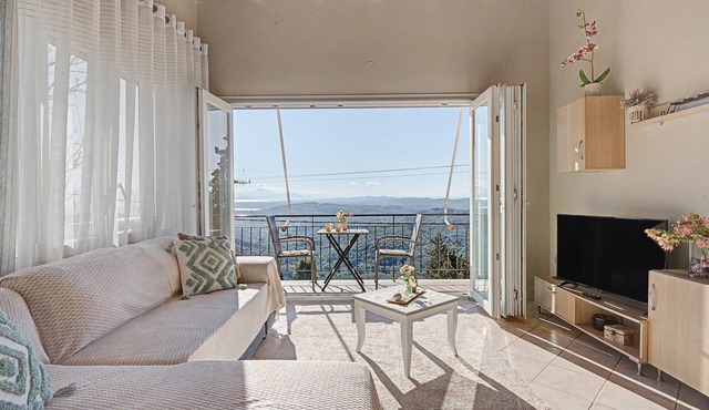 Dorothea Apartment in Chlomos with Sea View, Wi-Fi and Air Conditioning