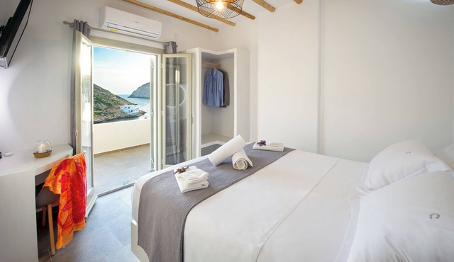 Droufakos’ home - Beachfront Lux 2BD apt. w. Views in Sifnos