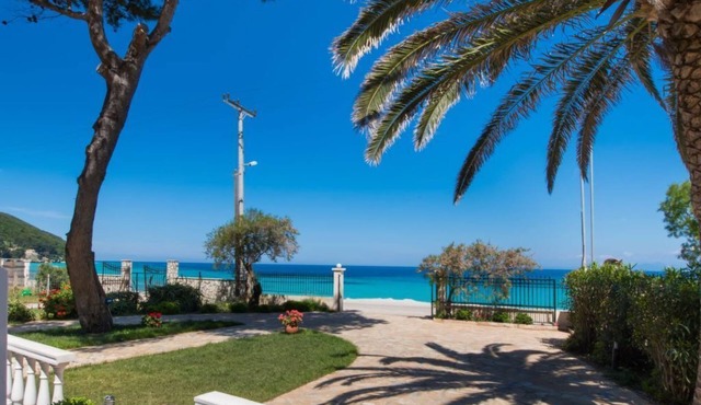 Eine unabhängige, voll ausgestattete Wohnung direkt am Meer. by Interhome