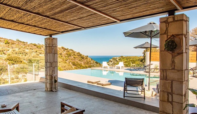 Elegant New Villa, A/C, Private Infinity Pool, Mountain & Sea Views - 2 km from Reythymno!