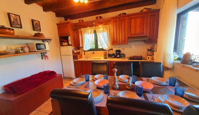 Eleni's Guesthouse Country House with Wi-Fi and Mountain Views in Επτάλοφος