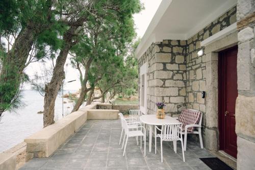 Emporios 1930, Seafront stone house in Emporeios