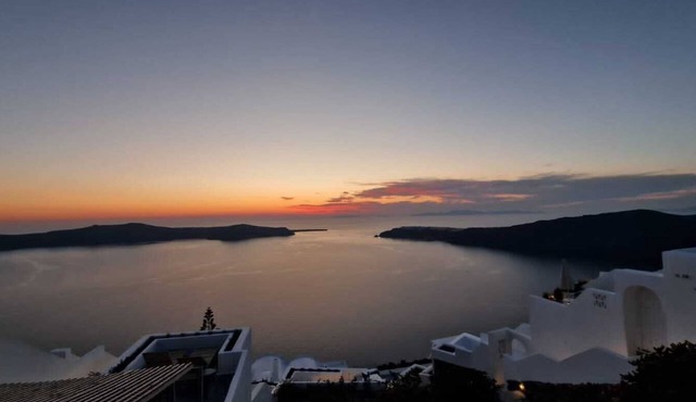 Esmi Suites Santorini 01